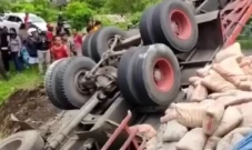 Nahas! Truk Pengangkut...