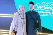 4 Artis Indonesia Berhijab...