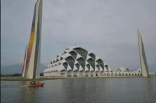 Masjid Raya Al Jabbar...