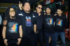 Rilis Debut Single,...