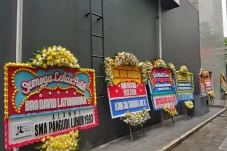 Karangan Bunga Banjiri...
