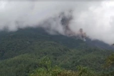 Gunung Karangetang Semburkan...