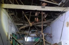 Hujan Seharian, Atap...