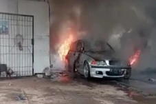 Mobil BMW Terbakar saat...
