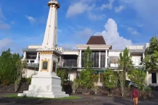 Rafael Alun Tersandung...