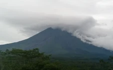Gunung Semeru Keluarkan...