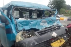 Angkot Tabrak Truk Pengangkut...