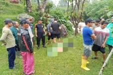 Pasutri Tewas Terseret...