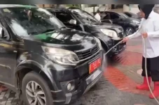 Risma Cuci Mobil Dinas,...