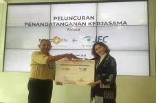 Berkolaborasi dengan...