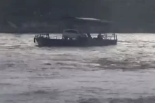 Kapal Penyeberangan...
