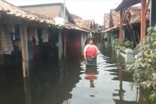 Banjir Menggenangi Ratusan...
