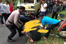 Truk Tabrak Motor di...