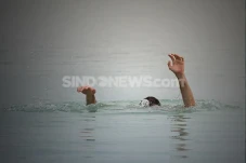 Berenang di Kali Cakung,...