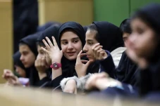 Ratusan Gadis Iran Diracun...