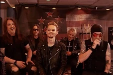 Skid Row Tantang Penggemar...