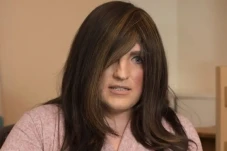 Wanita Transgender Isla...