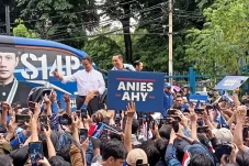 Di Bawah Rintik Hujan,...