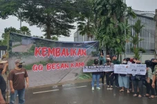 Pakai Pita Merah Putih,...