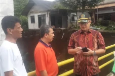 Tinjau Longsor di Muarasari,...