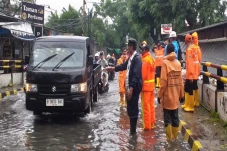 Seratus Lebih Personel...