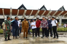 Akhir Maret, Bandara...