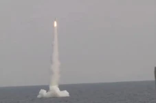 Kapal Selam Rusia Tembakkan...