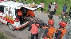 Berenang di Sungai Denai,...