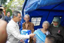 Kunjungi Pengungsi Korban...