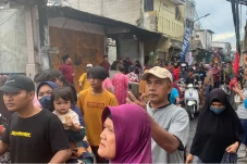 Terobos Garis Polisi,...