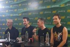 Chuck Comeau Ungkap...