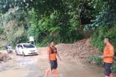 Awas! Tebingan di Jalan...