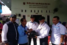 Terima Bantuan Perindo,...