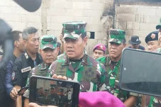 Prajurit Bantu Warga...