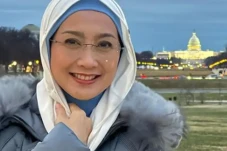 Desy Ratnasari Bahas...