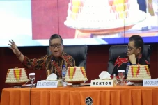 Hasto Ajak Mahasiswa...
