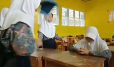 Viral! Siswi SMP di...