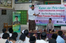 Latih Kemandirian Santri,...