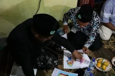 Warga Desa Tumapel Gresik...