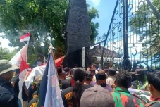 Marah Tak Ditemui Bupati...