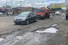 Puluhan Ruas Jalan di...