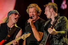 Konser Deep Purple di...