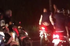 Konvoi Motor Bawa Sajam...