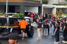 Kenakan Baju Tahanan,...
