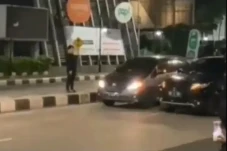 Viral Aksi Balap Mobil...