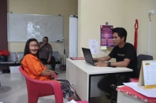 Wanita Penyanyi Panggilan...