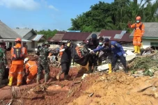 4 Korban Longsor Natuna...