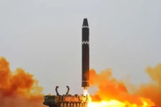 Korea Utara Tembakkan...