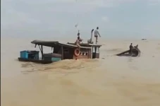 Dihajar Ombak, Kapal...
