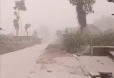 Hujan Abu Letusan Gunung...